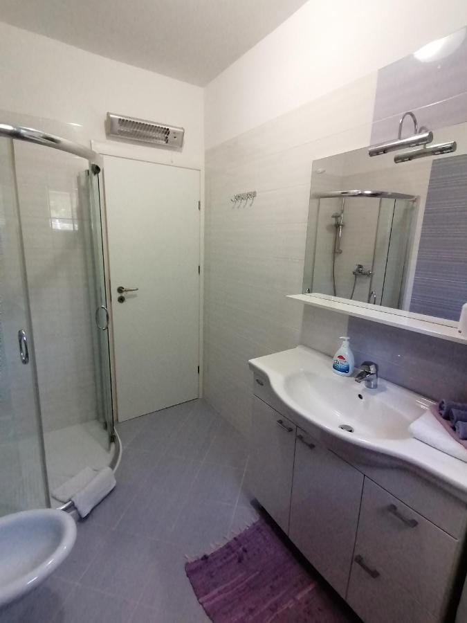 Lily Apartments Punta Skala Petrcane Exterior photo