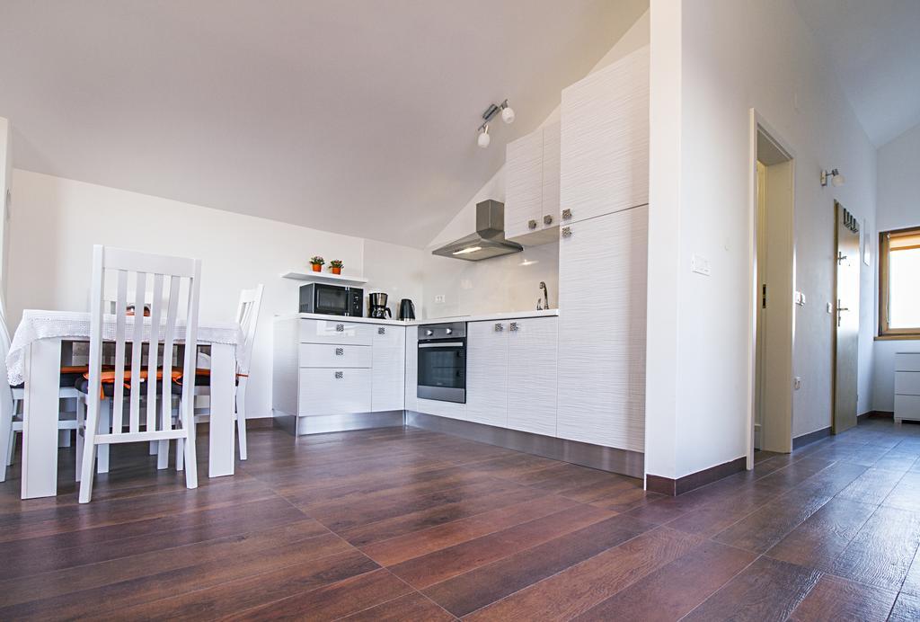 Lily Apartments Punta Skala Petrcane Room photo
