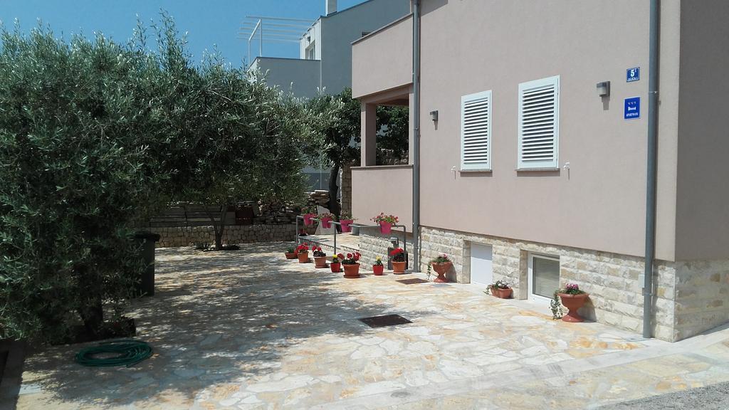 Lily Apartments Punta Skala Petrcane Exterior photo